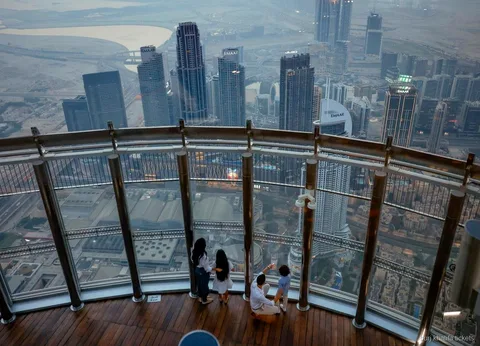 Possessori del biglietto salta fila sulla terrazza del Livello 125 del Burj Khalifa