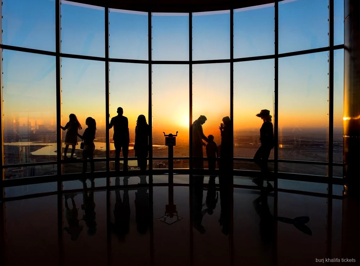 Vue depuis la terrasse d'observation du niveau 124 du Burj Khalifa sur Downtown Dubai