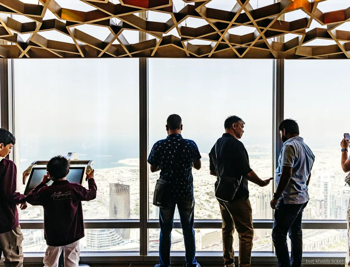 Przestrzeń SKY Lounge wliczona w bilet na 148. piętro Burj Khalifa