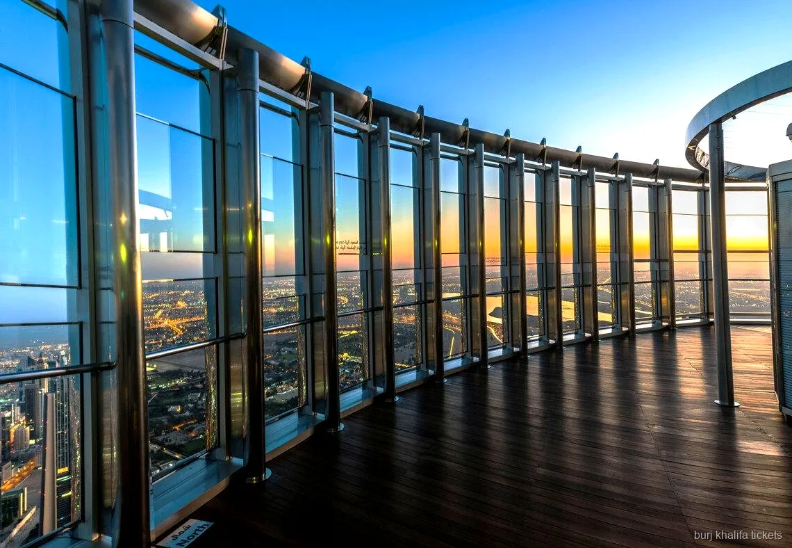 Zewnętrzny taras na tarasie widokowym Burj Khalifa objęty biletem