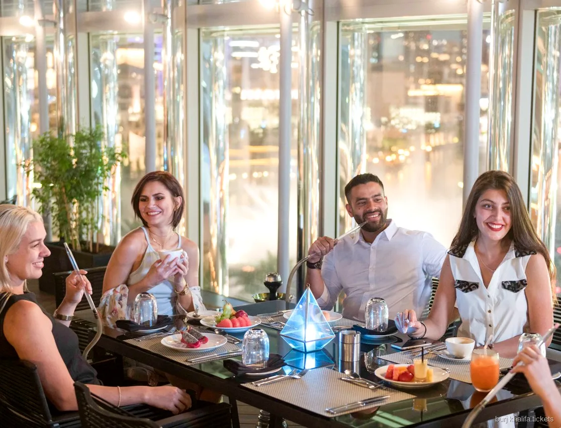 Trzydaniowy posiłek serwowany w ramach biletu na kolację w Burj Khalifa