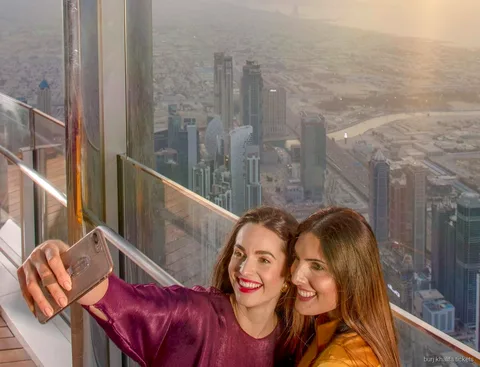 Vue depuis la terrasse extérieure du salon VIP niveau 152 du Burj Khalifa
