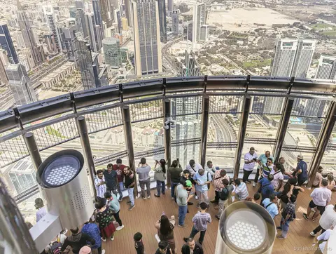 Uitzicht vanaf Burj Khalifa SKY niveau 148 uitkijkplatform