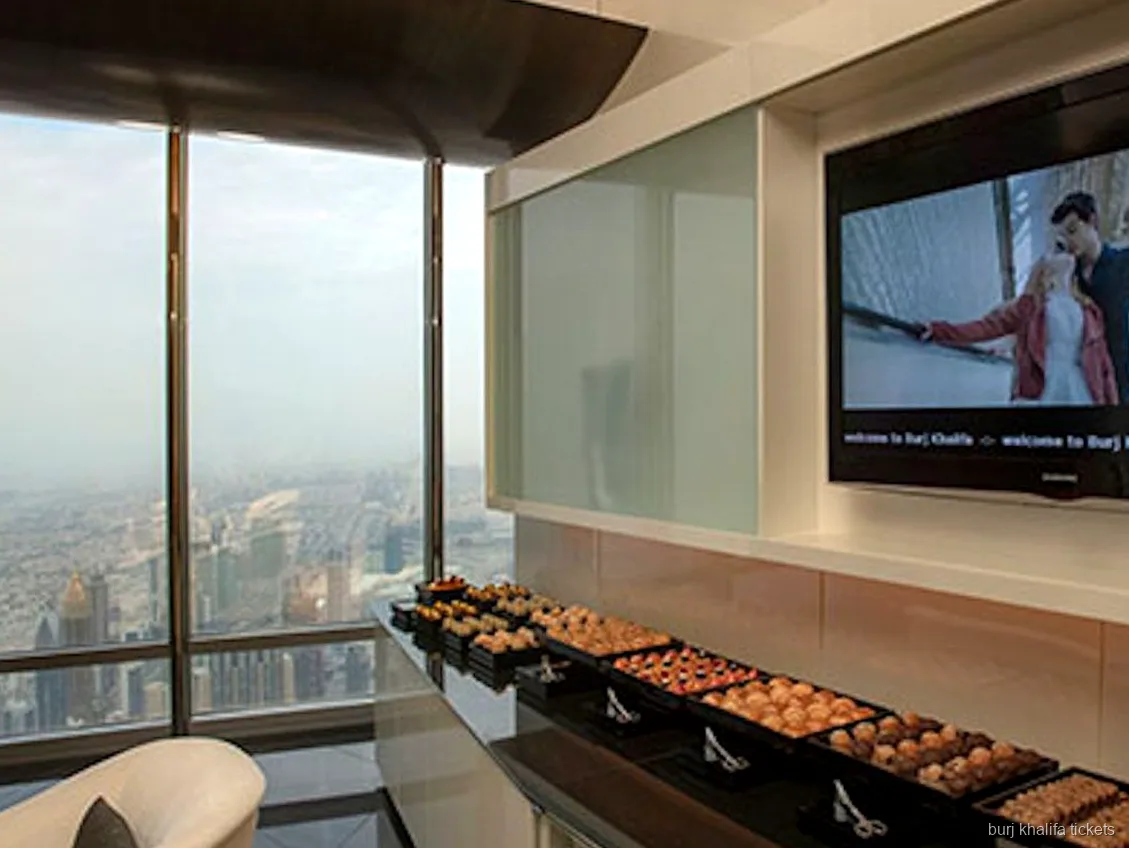 Escalera suspendida dentro del salón VIP del Burj Khalifa