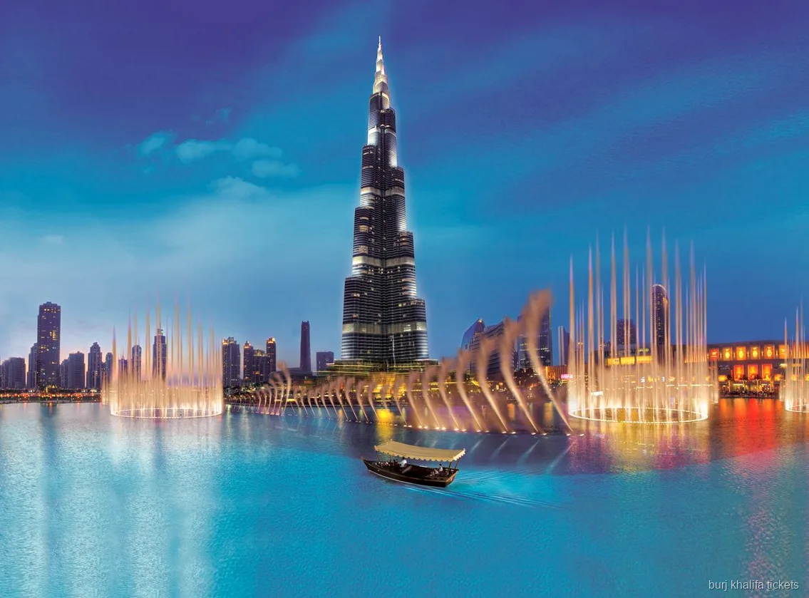 Traditionele abra boot op Burj Lake dicht bij de Burj Khalifa