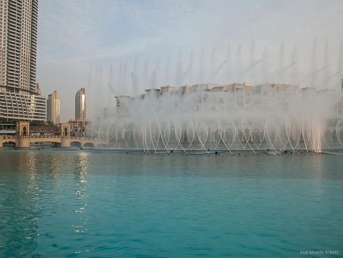 Passeggeri sul biglietto del giro in barca sul Burj Lake che guardano lo spettacolo della fontana