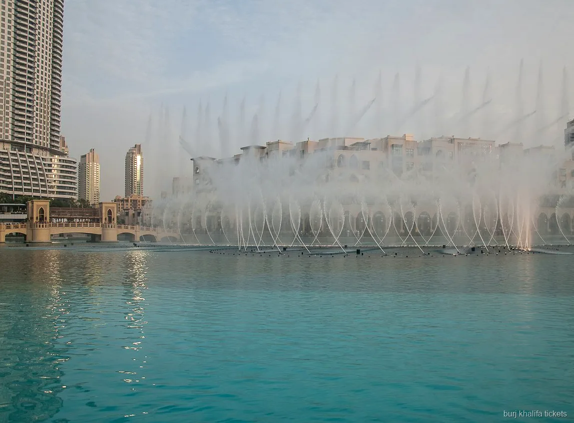 Pasażerowie na bilecie rejsu po Burj Lake obserwujący pokaz fontanny