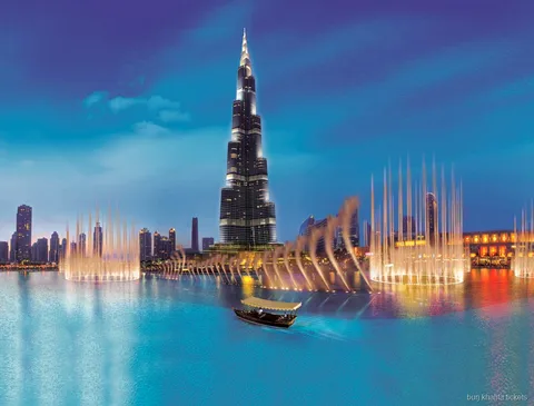 Abra traditionnelle sur Burj Lake près du Burj Khalifa