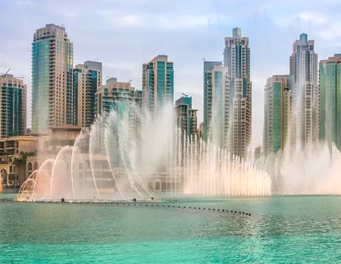 Vue sur la skyline du Burj Khalifa depuis le bateau de la balade et du spectacle de la fontaine