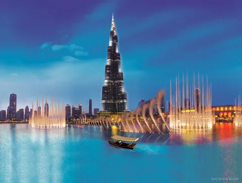 Traditionelle Abra auf dem Burj Lake nahe dem Burj Khalifa
