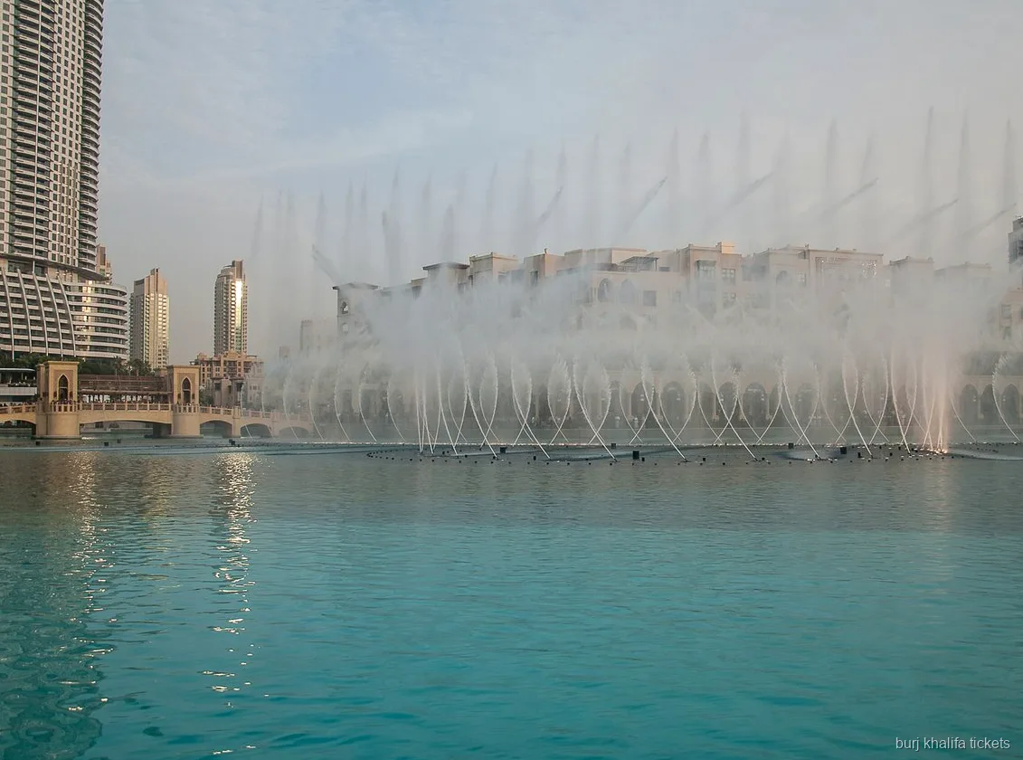 Passagiere auf dem Burj Lake Bootsfahrt Ticket beobachten die Fontänenshow