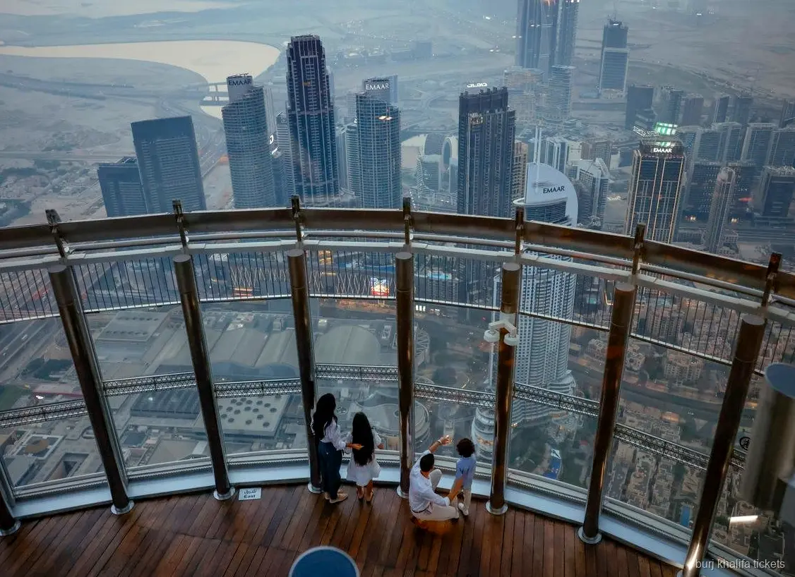 Visitantes con entradas al Burj Khalifa en el mirador del nivel 125