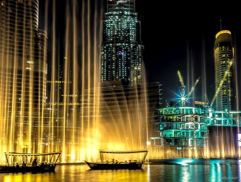 Espectáculo de la Dubai Fountain visto desde el paseo en barco por Burj Lake cerca del Burj Khalifa