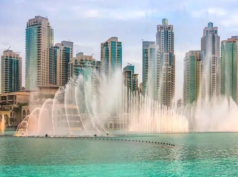 Vista del perfil urbano del Burj Khalifa desde el barco del paseo y espectáculo de la fuente